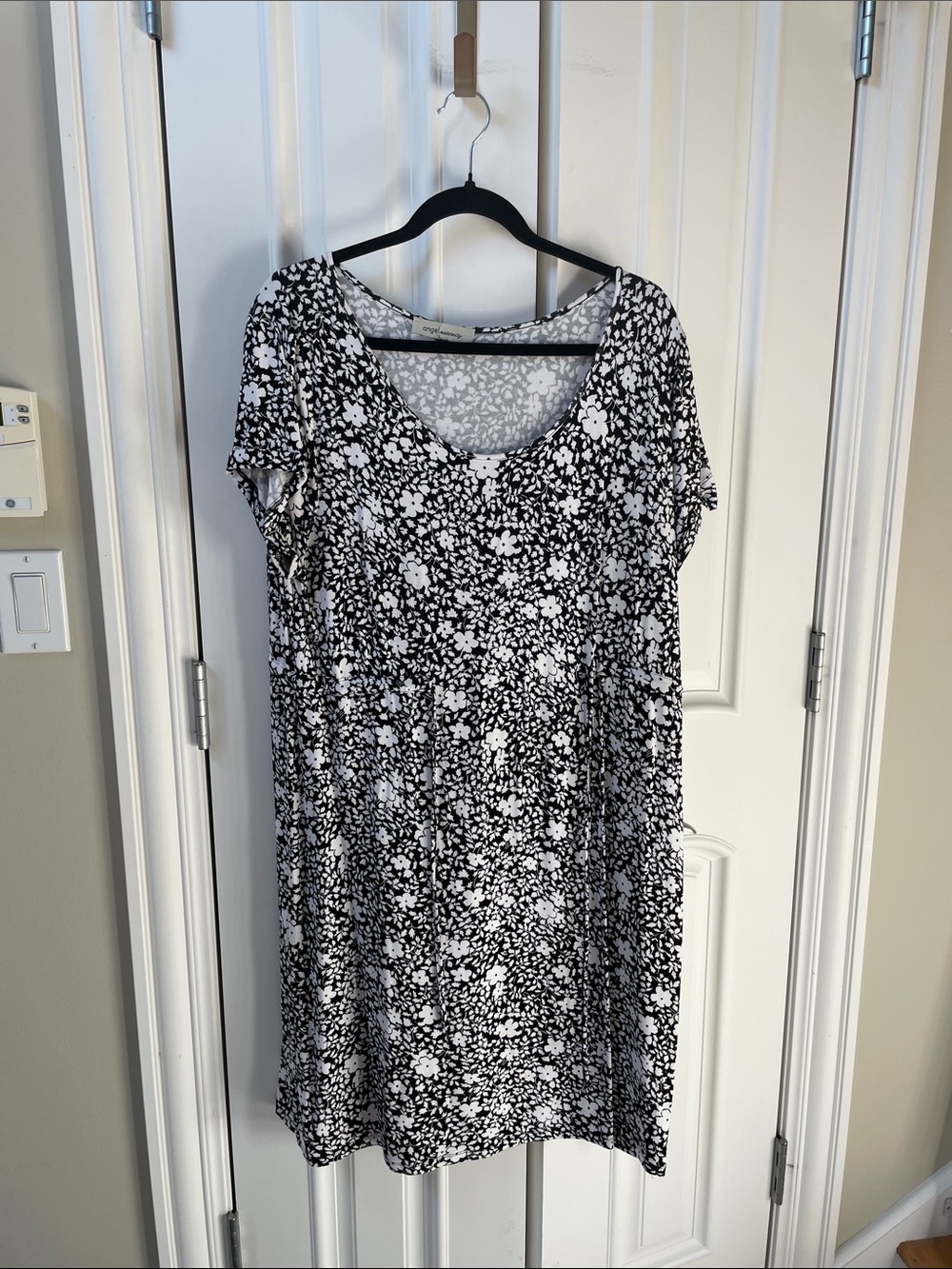Black & White Floral Maternity Scoop Neck Midi Dress with tie